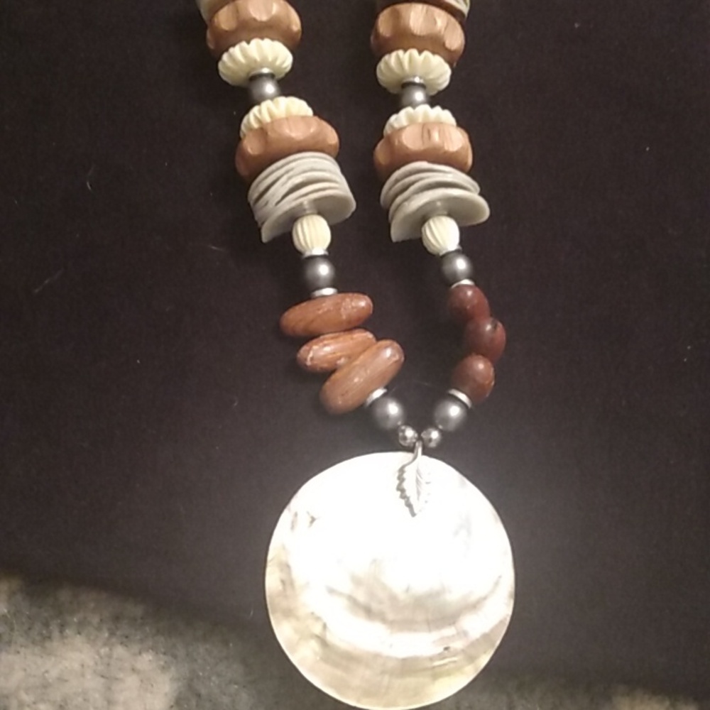 Abalone Shell Necklace - Picture 3 of 3